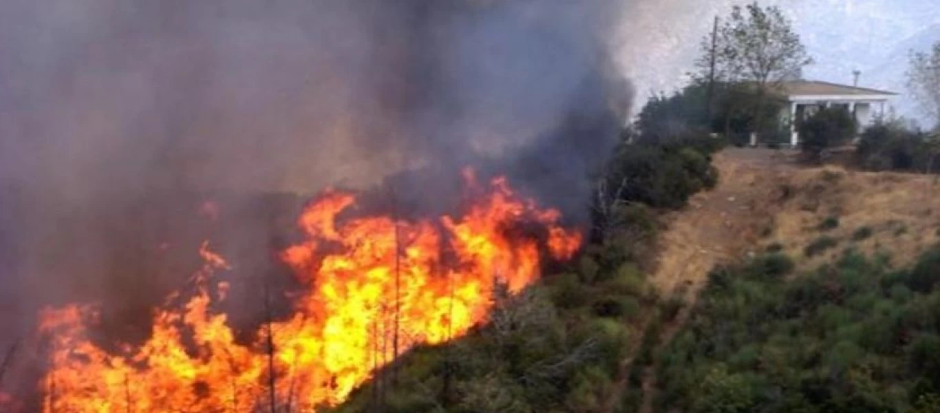 Σε εξέλιξη η φωτιά στα Βίλια: Πού έχει διακοπή κυκλοφορίας αυτή την ώρα